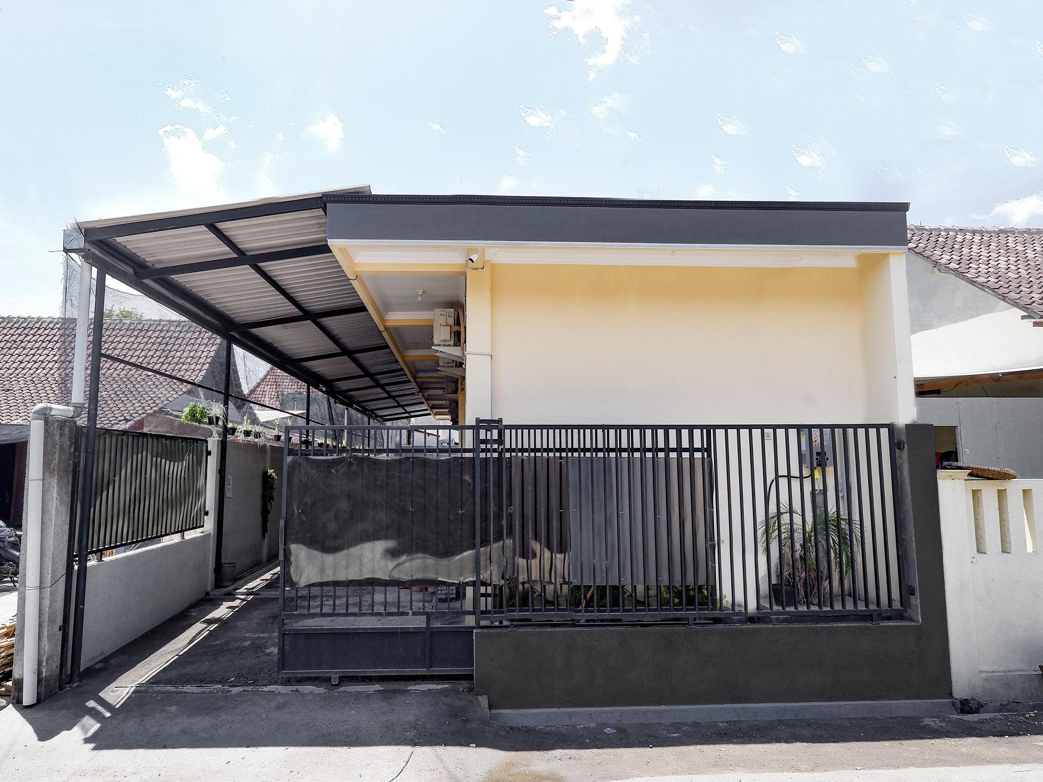 Super Oyo Capital O 2258 Santana Syariah Guest House Kartosuro Exteriér fotografie
