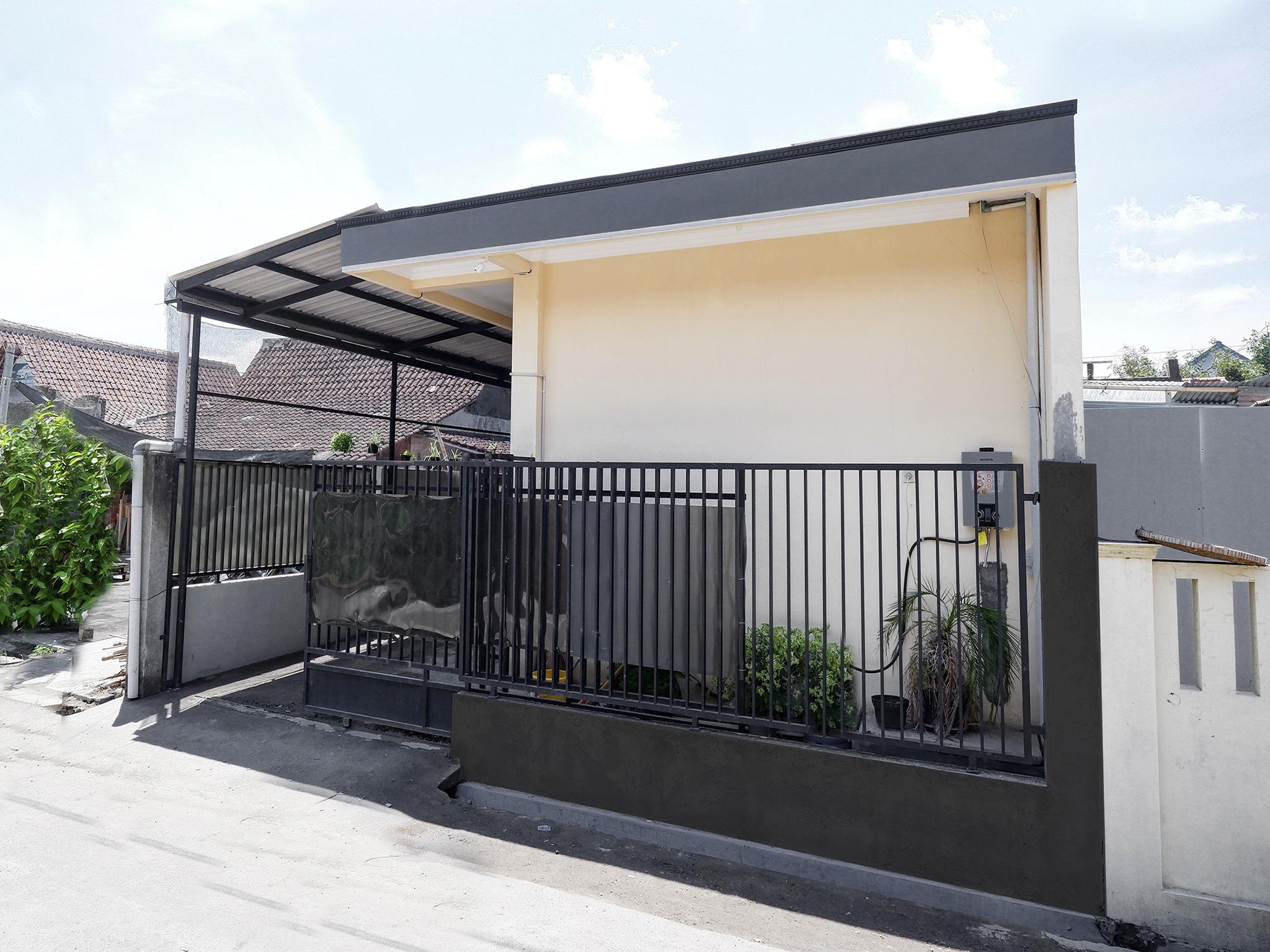 Super Oyo Capital O 2258 Santana Syariah Guest House Kartosuro Exteriér fotografie